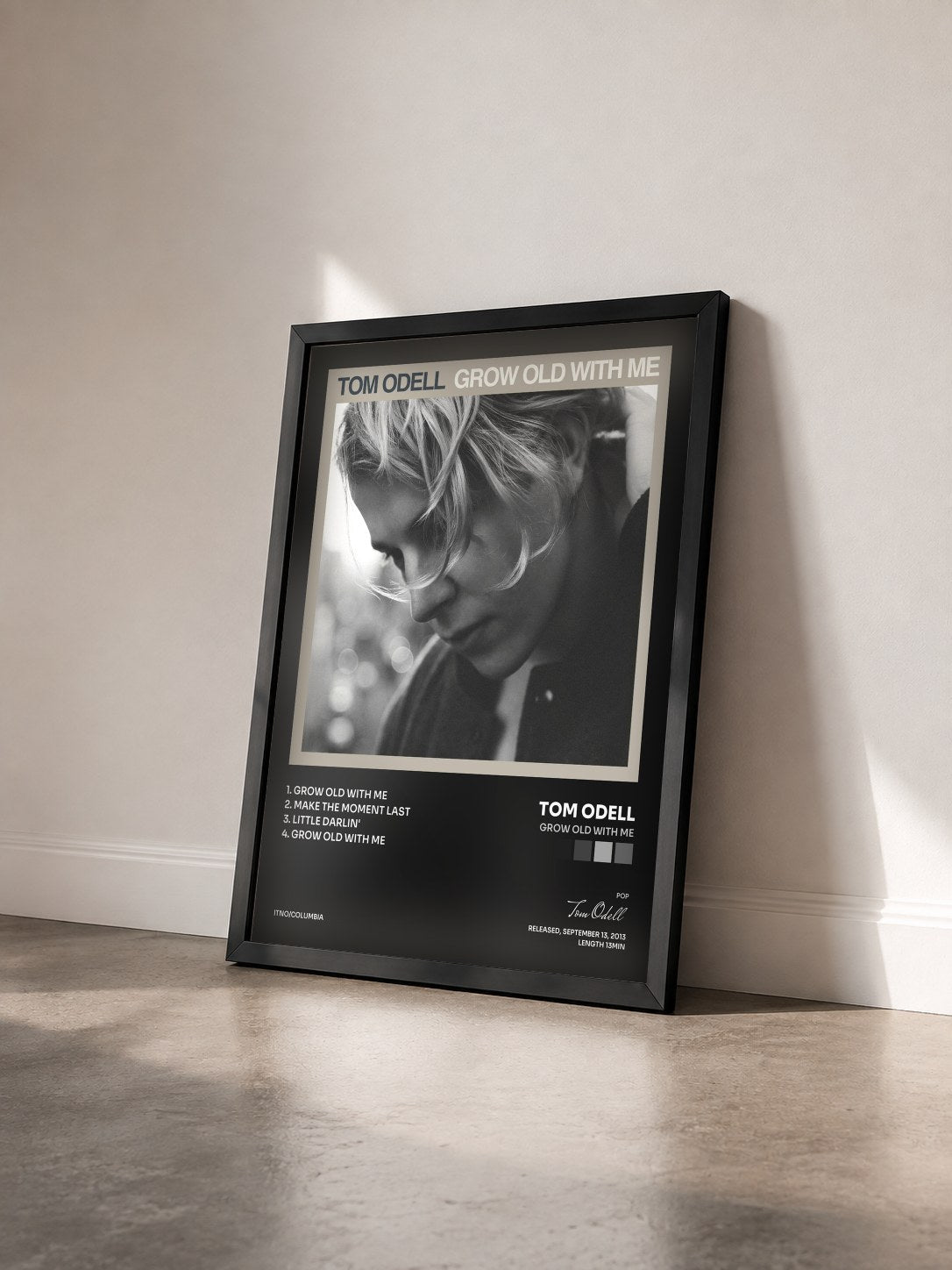 #noir Tableau de l'album Grow Old With Me de Tom Odell vu de trois quarts, cadre noir