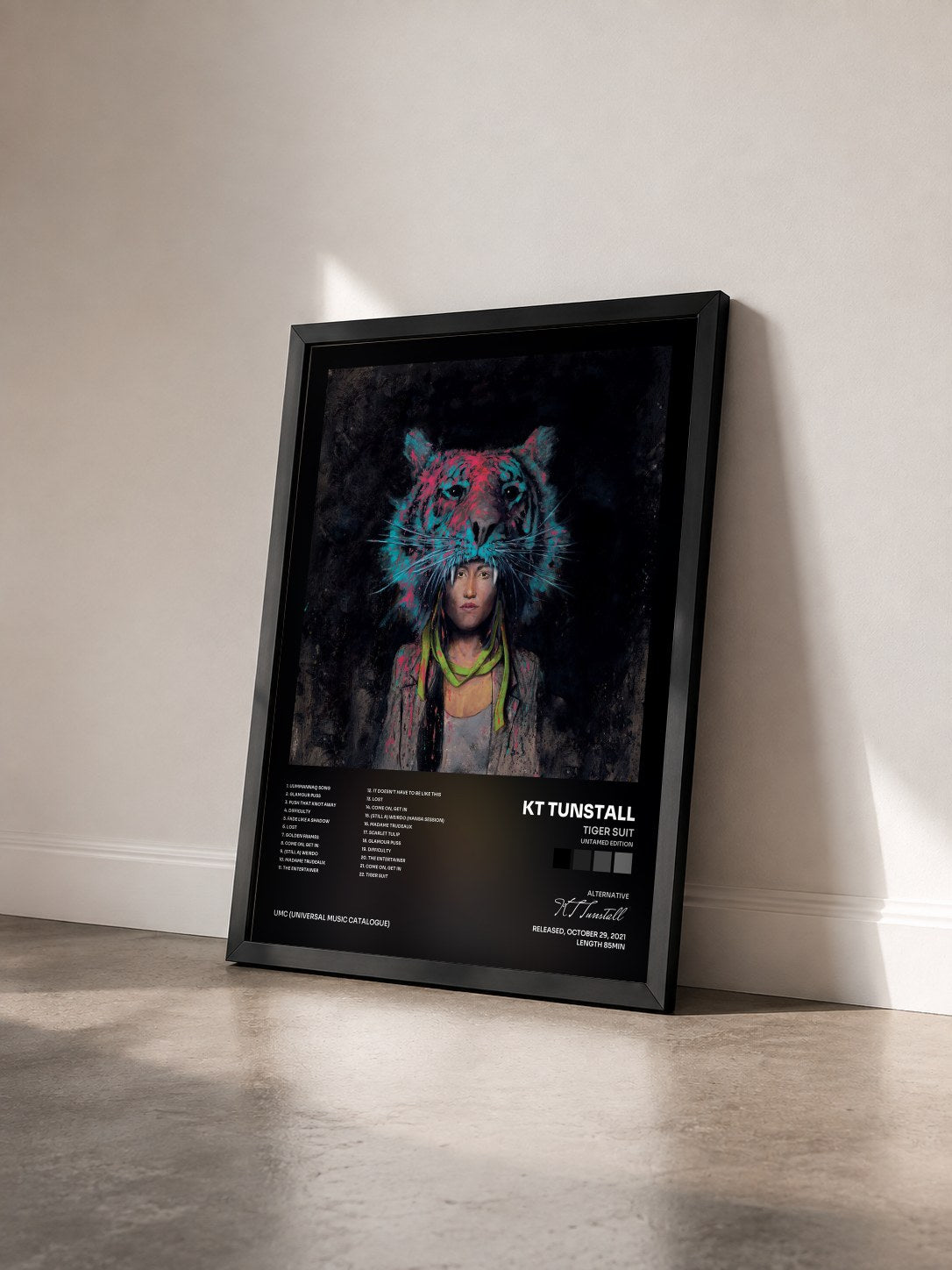 #noir Tableau de l'album Tiger Suit (Untamed Edition) de KT Tunstall vu de trois quarts, cadre noir