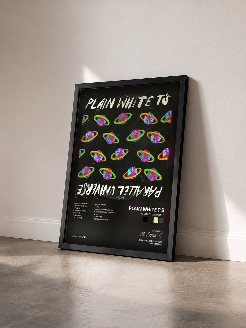 #noir Tableau de l'album Parallel Universe de Plain White T's vu de trois quarts, cadre noir