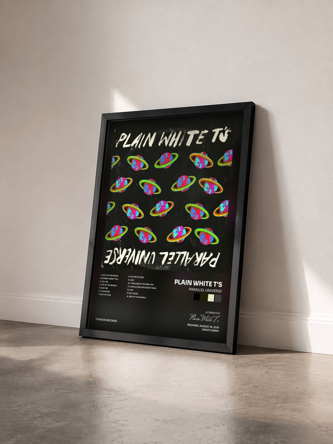 #noir Tableau de l'album Parallel Universe de Plain White T's vu de trois quarts, cadre noir