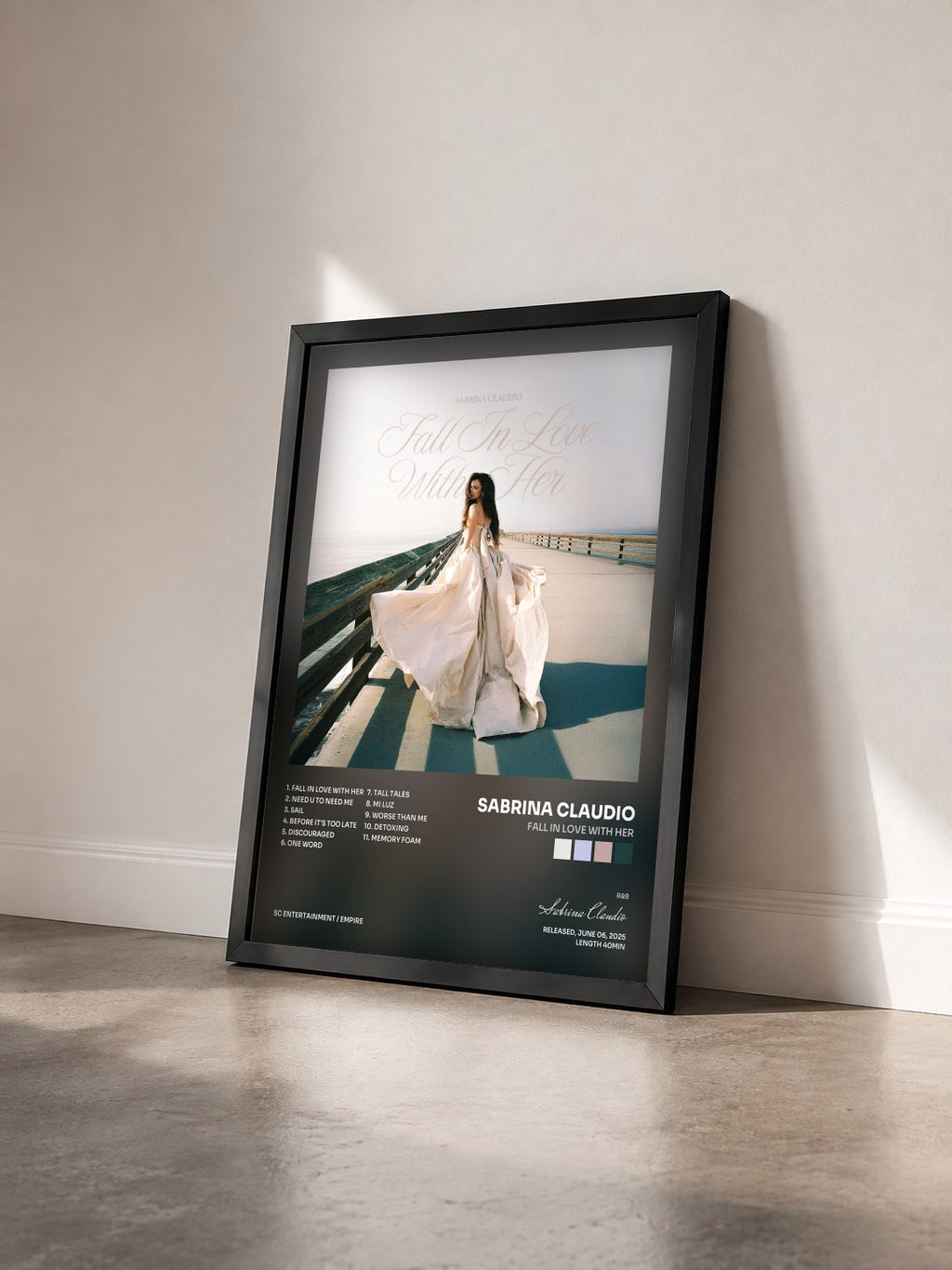 #noir Tableau de l'album Fall In Love With Her de Sabrina Claudio vu de trois quarts, cadre noir