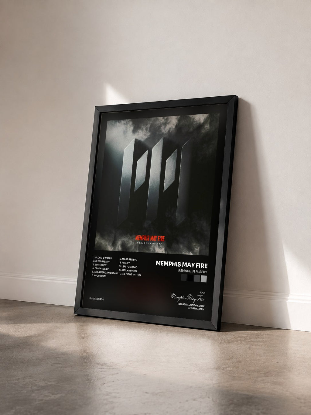 #noir Tableau de l'album Remade In Misery de Memphis May Fire vu de trois quarts, cadre noir