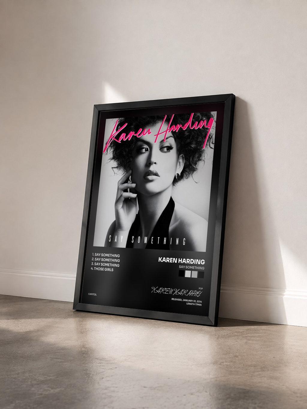 #noir Tableau de l'album Say Something de KAREN HARDING vu de trois quarts, cadre noir