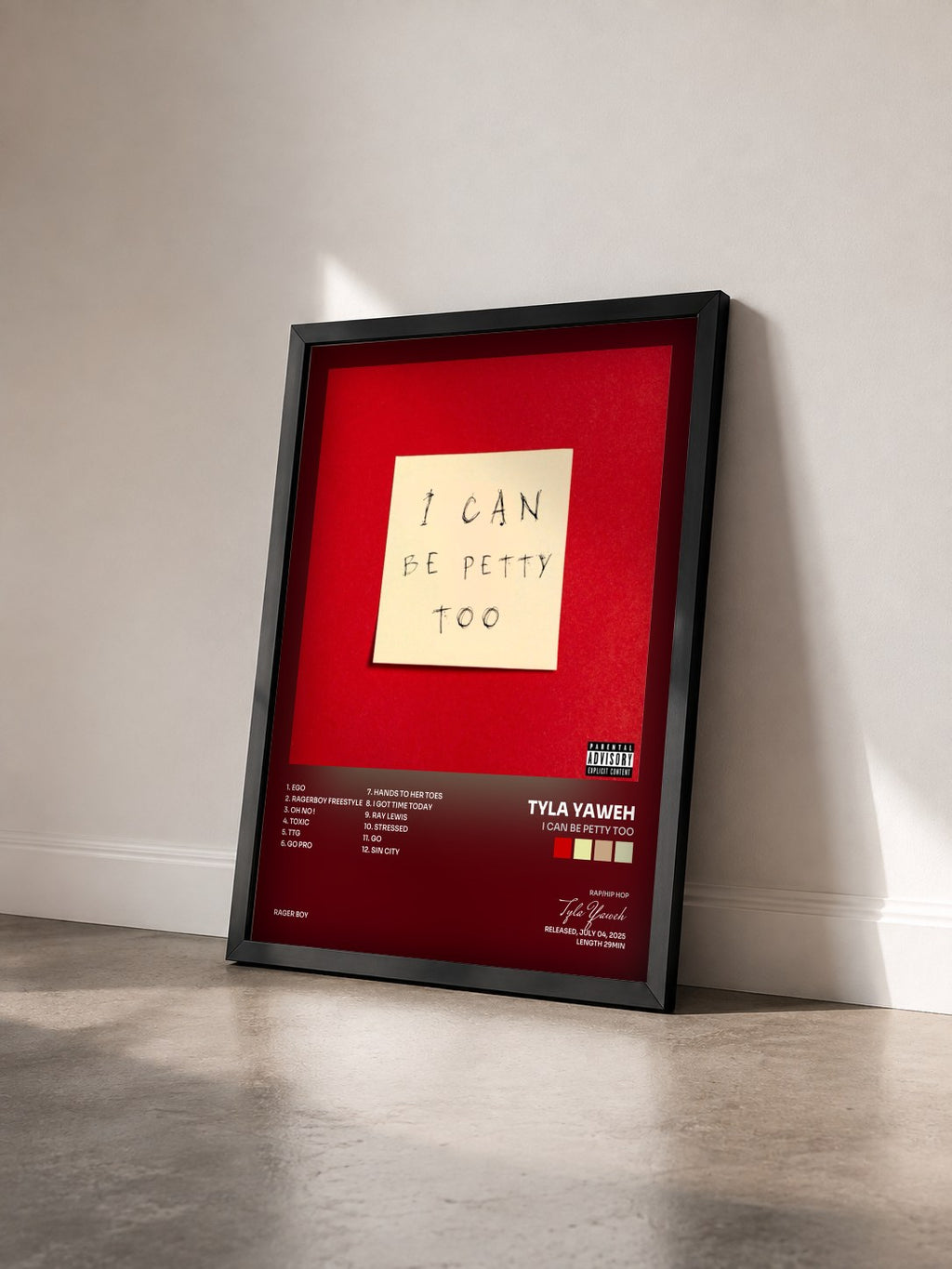 #noir Tableau de l'album I CAN BE PETTY TOO de Tyla Yaweh vu de trois quarts, cadre noir