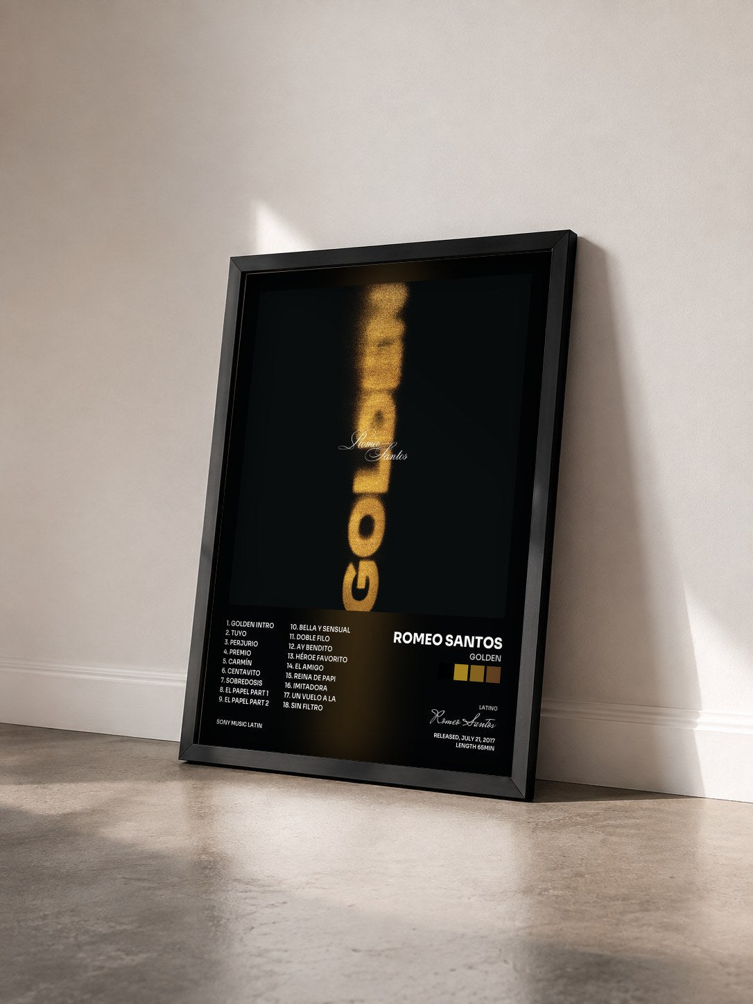 #noir Tableau de l'album Golden de Romeo Santos vu de trois quarts, cadre noir