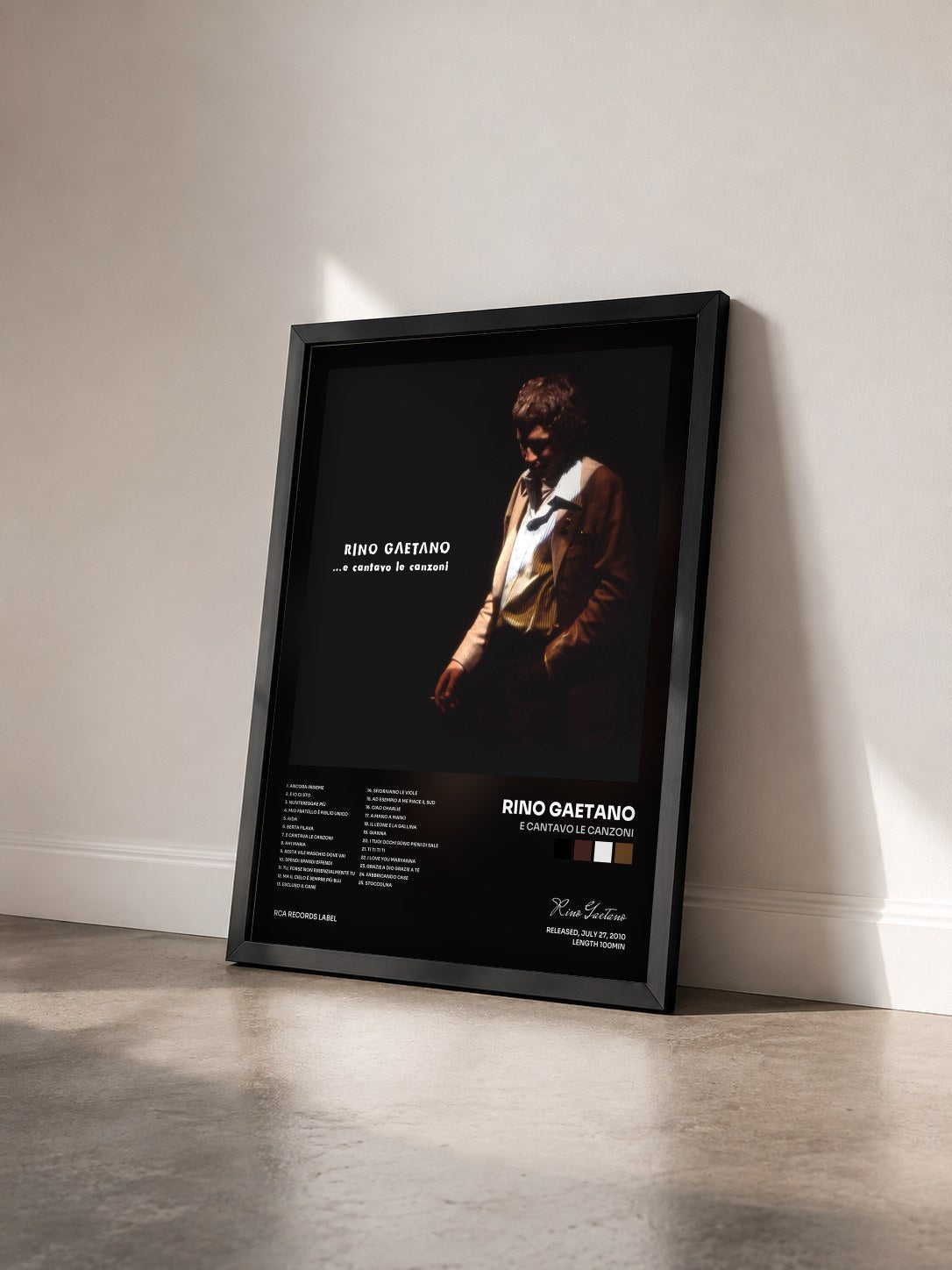 #noir Tableau de l'album E Cantavo Le Canzoni de Rino Gaetano vu de trois quarts, cadre noir