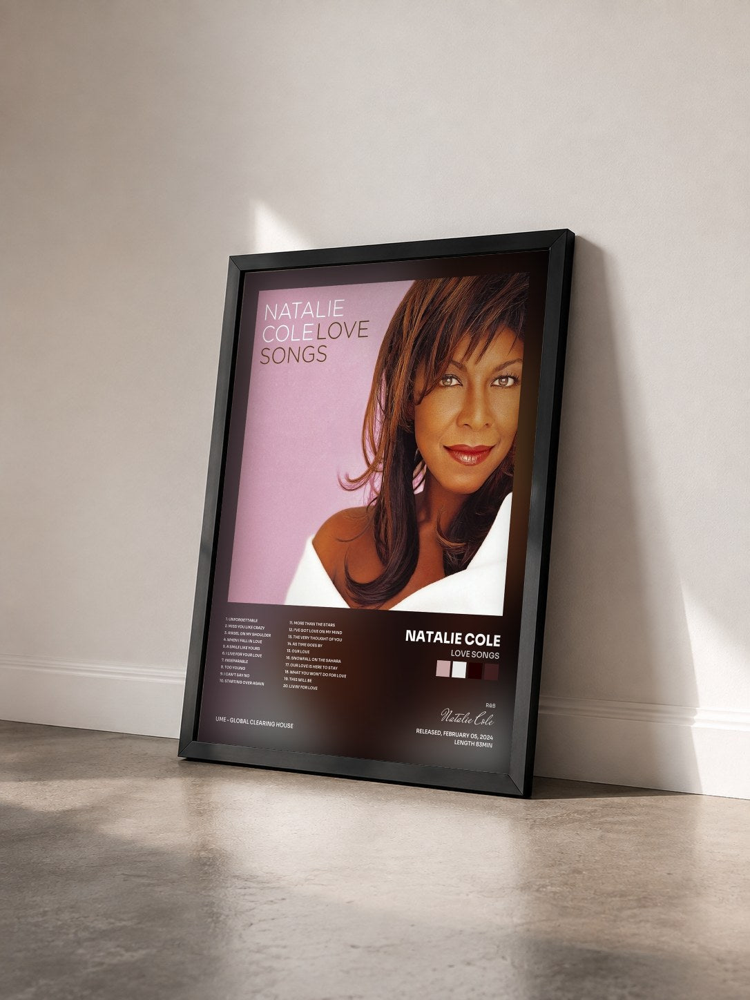 #noir Tableau de l'album Love Songs de Natalie Cole vu de trois quarts, cadre noir
