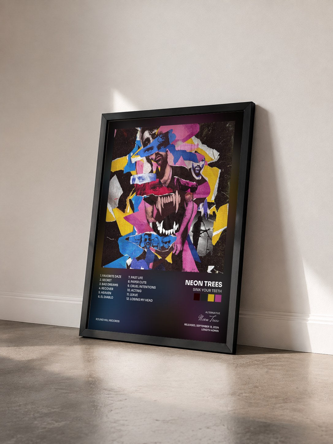#noir Tableau de l'album Sink Your Teeth de Neon Trees vu de trois quarts, cadre noir