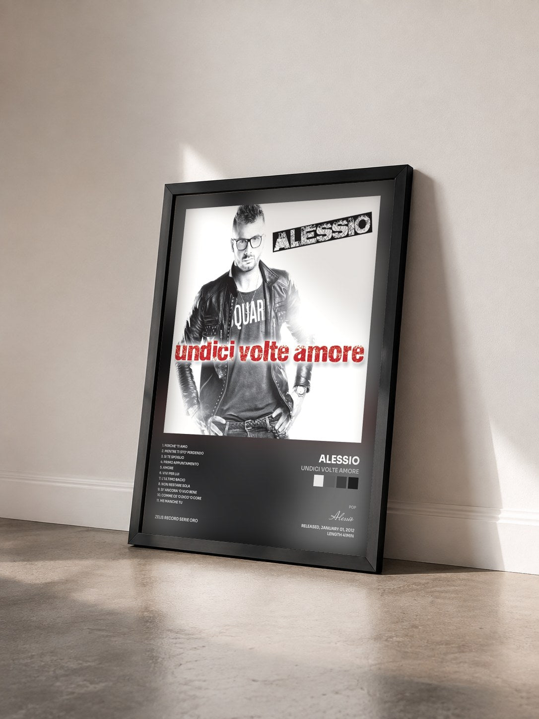 #noir Tableau de l'album Undici volte amore de Alessio vu de trois quarts, cadre noir