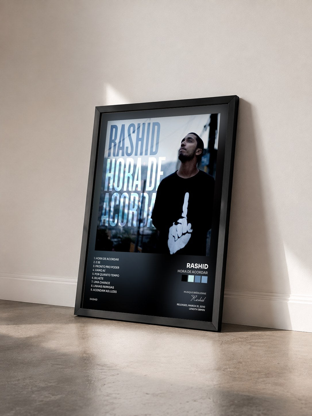 #noir Tableau de l'album Hora de Acordar de Rashid vu de trois quarts, cadre noir