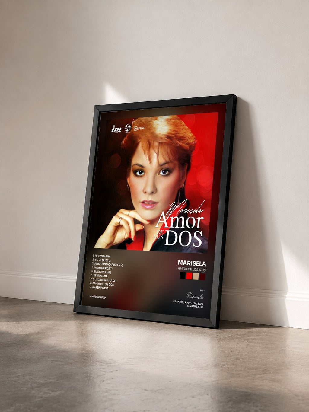 #noir Tableau de l'album Amor de Los Dos de Marisela vu de trois quarts, cadre noir