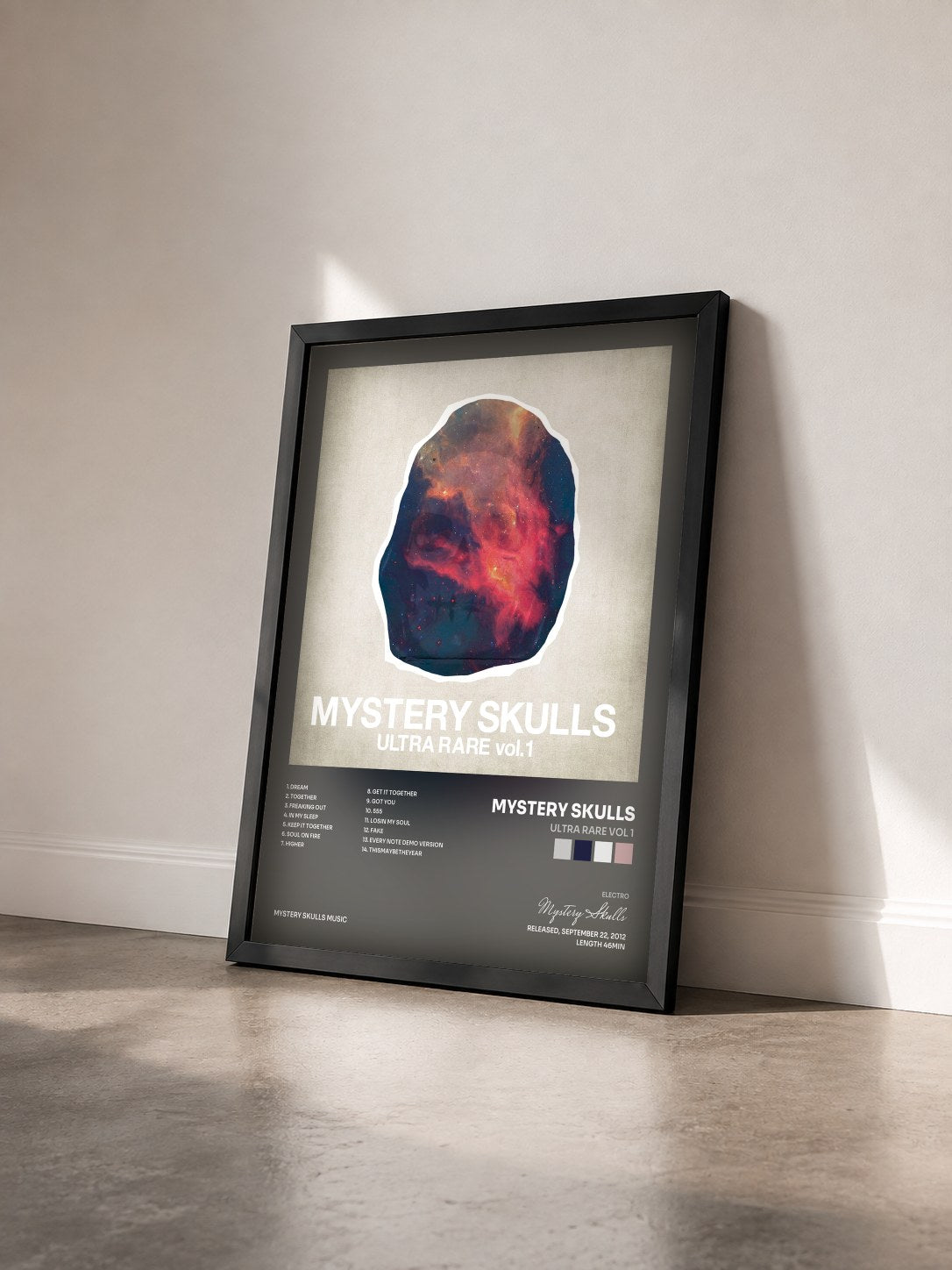#noir Tableau de l'album Ultra Rare Vol 1 de Mystery Skulls vu de trois quarts, cadre noir