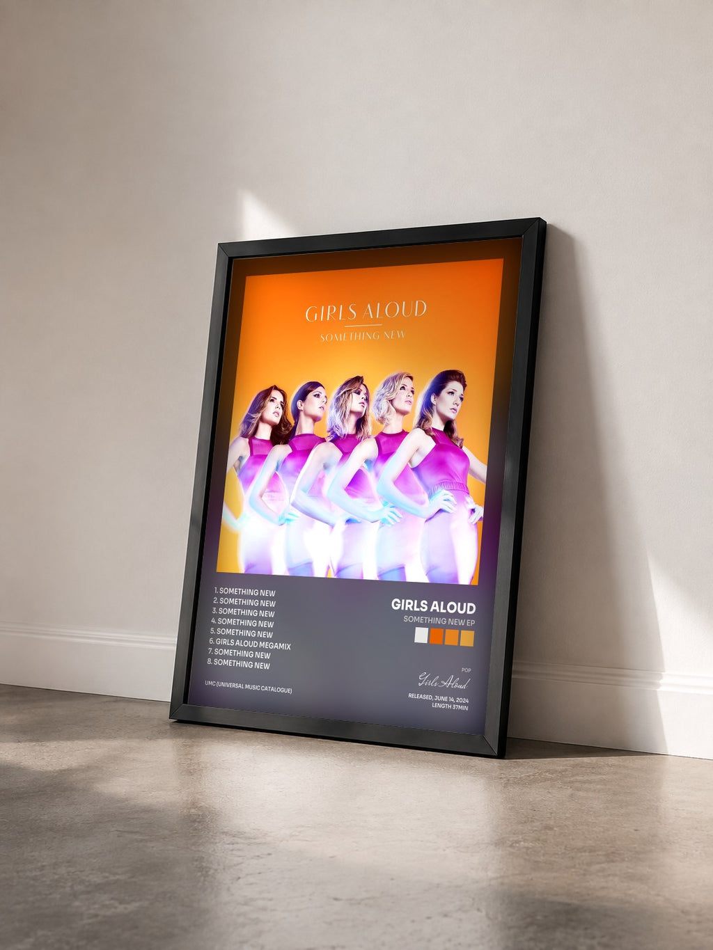 #noir Tableau de l'album Something New EP de Girls Aloud vu de trois quarts, cadre noir