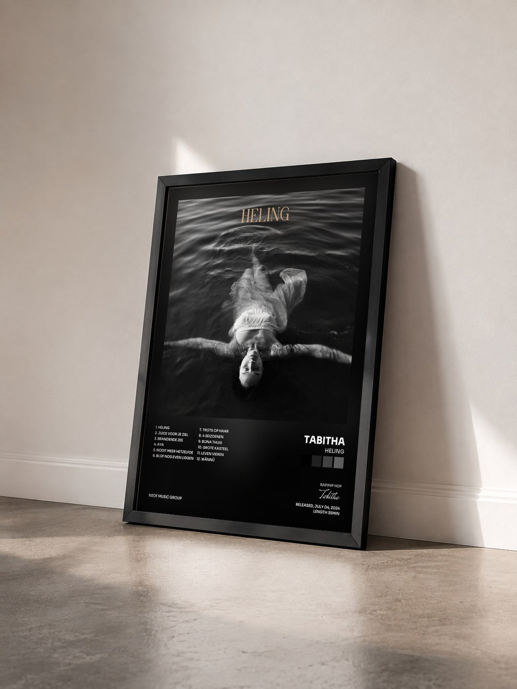 #noir Tableau de l'album Heling de Tabitha vu de trois quarts, cadre noir