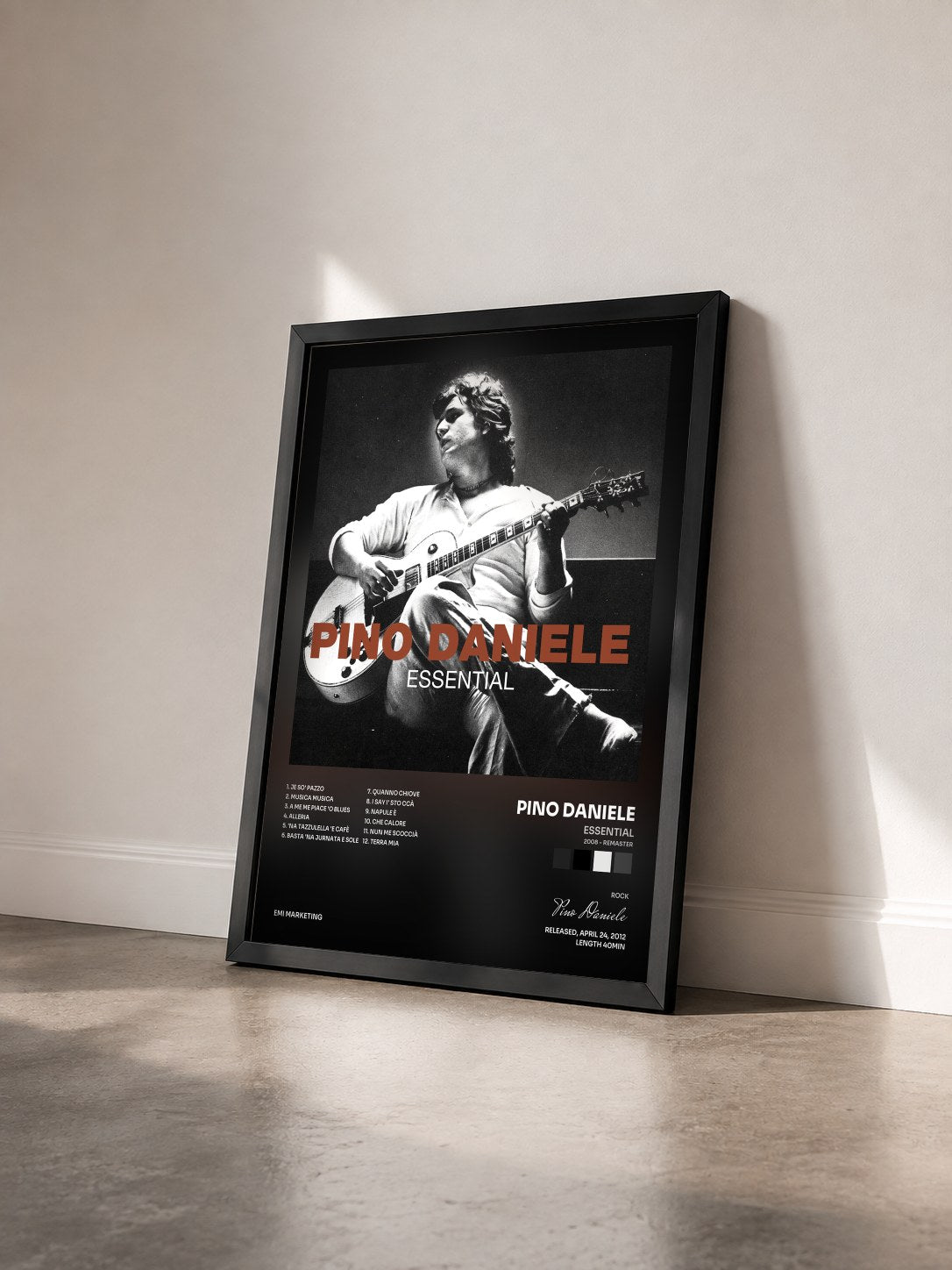 #noir Tableau de l'album Essential (2008 - Remaster) de Pino Daniele vu de trois quarts, cadre noir