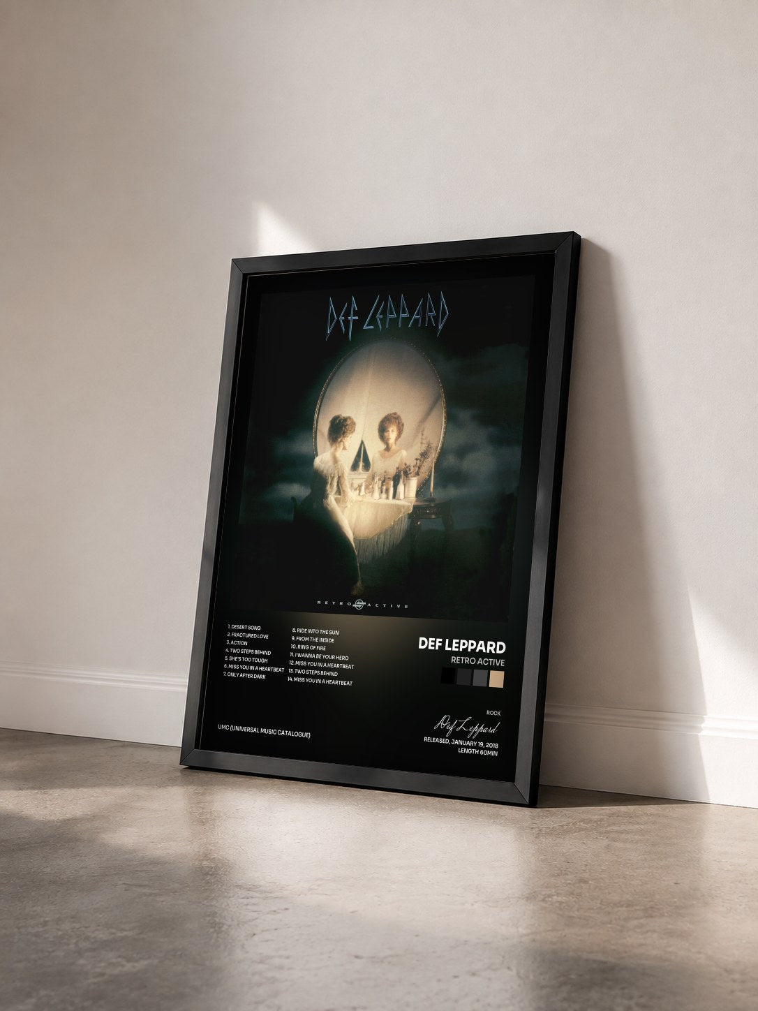 #noir Tableau de l'album Retro Active de Def Leppard vu de trois quarts, cadre noir