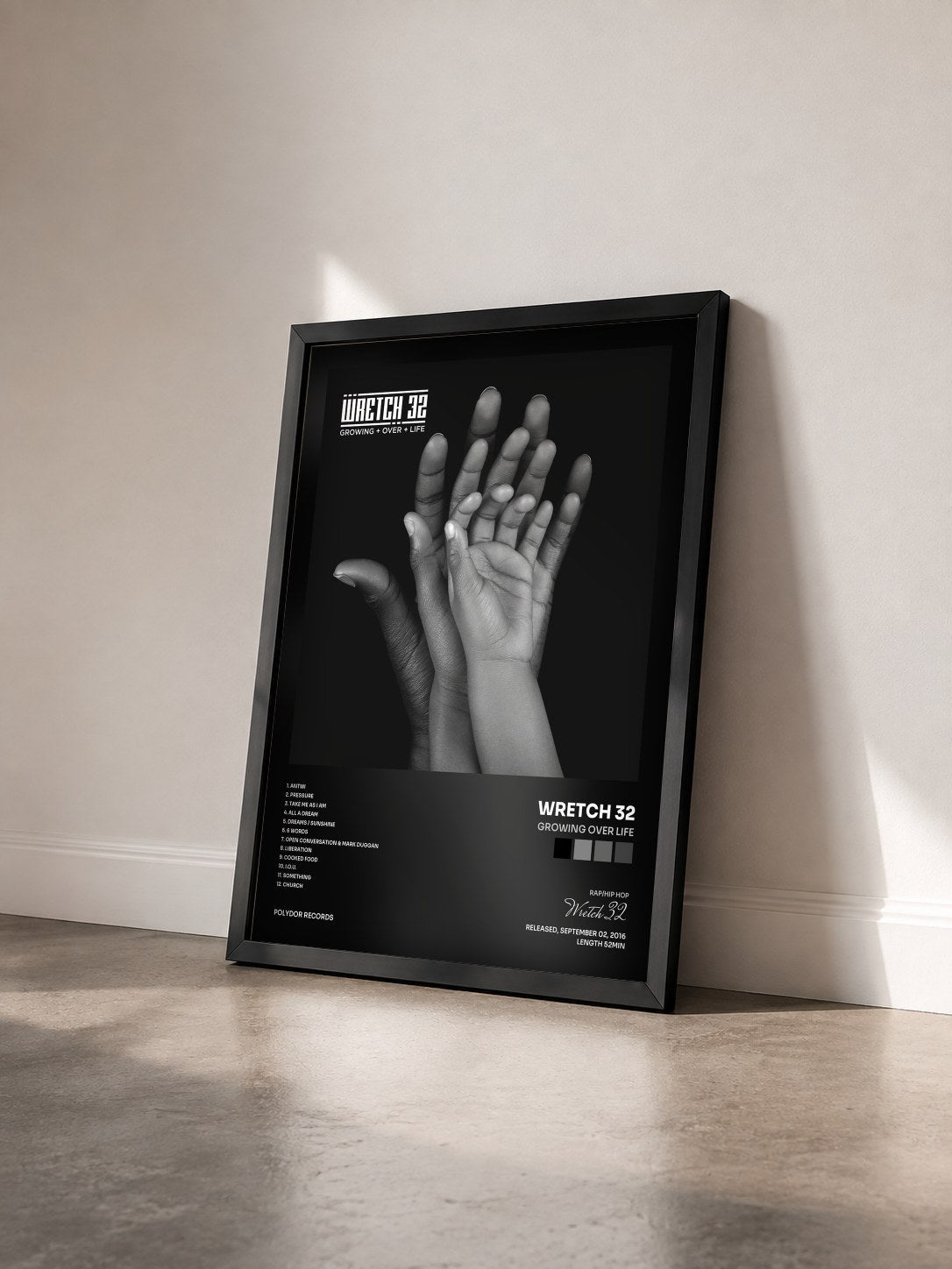 #noir Tableau de l'album Growing Over Life de Wretch 32 vu de trois quarts, cadre noir