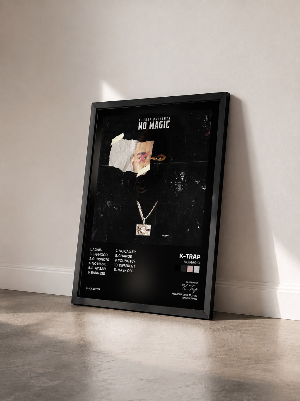 #noir Tableau de l'album No Magic de K-Trap vu de trois quarts, cadre noir