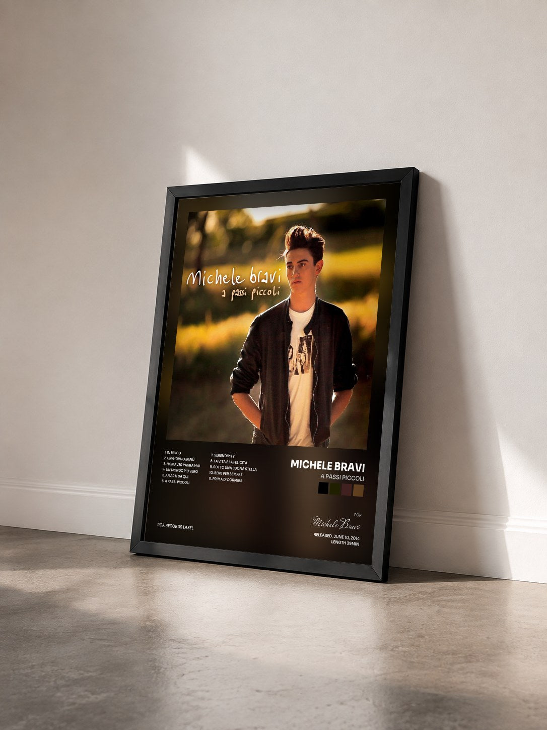 #noir Tableau de l'album A passi piccoli de Michele Bravi vu de trois quarts, cadre noir