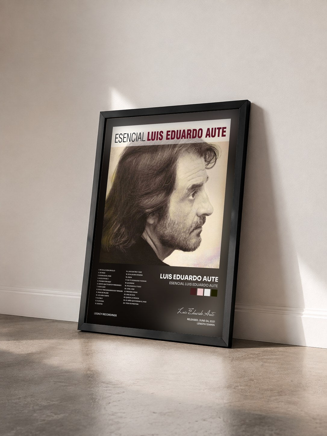 #noir Tableau de l'album Esencial Luis Eduardo Aute de Luis Eduardo Aute vu de trois quarts, cadre noir