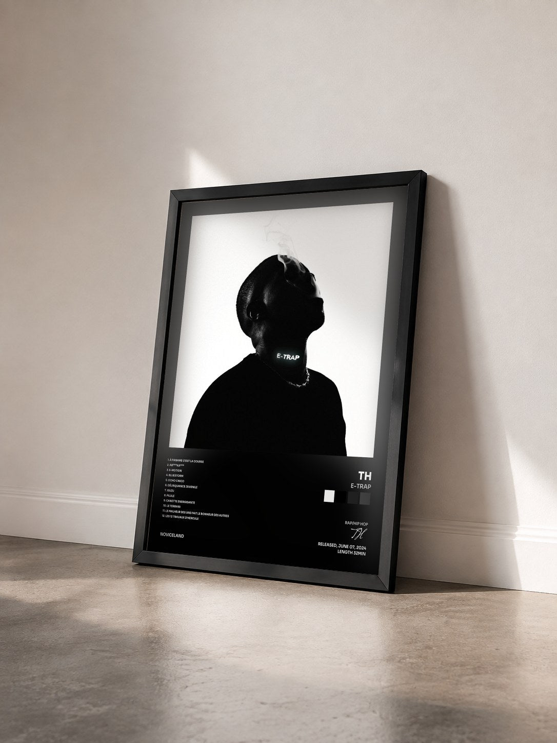 #noir Tableau de l'album E-TRAP de TH vu de trois quarts, cadre noir