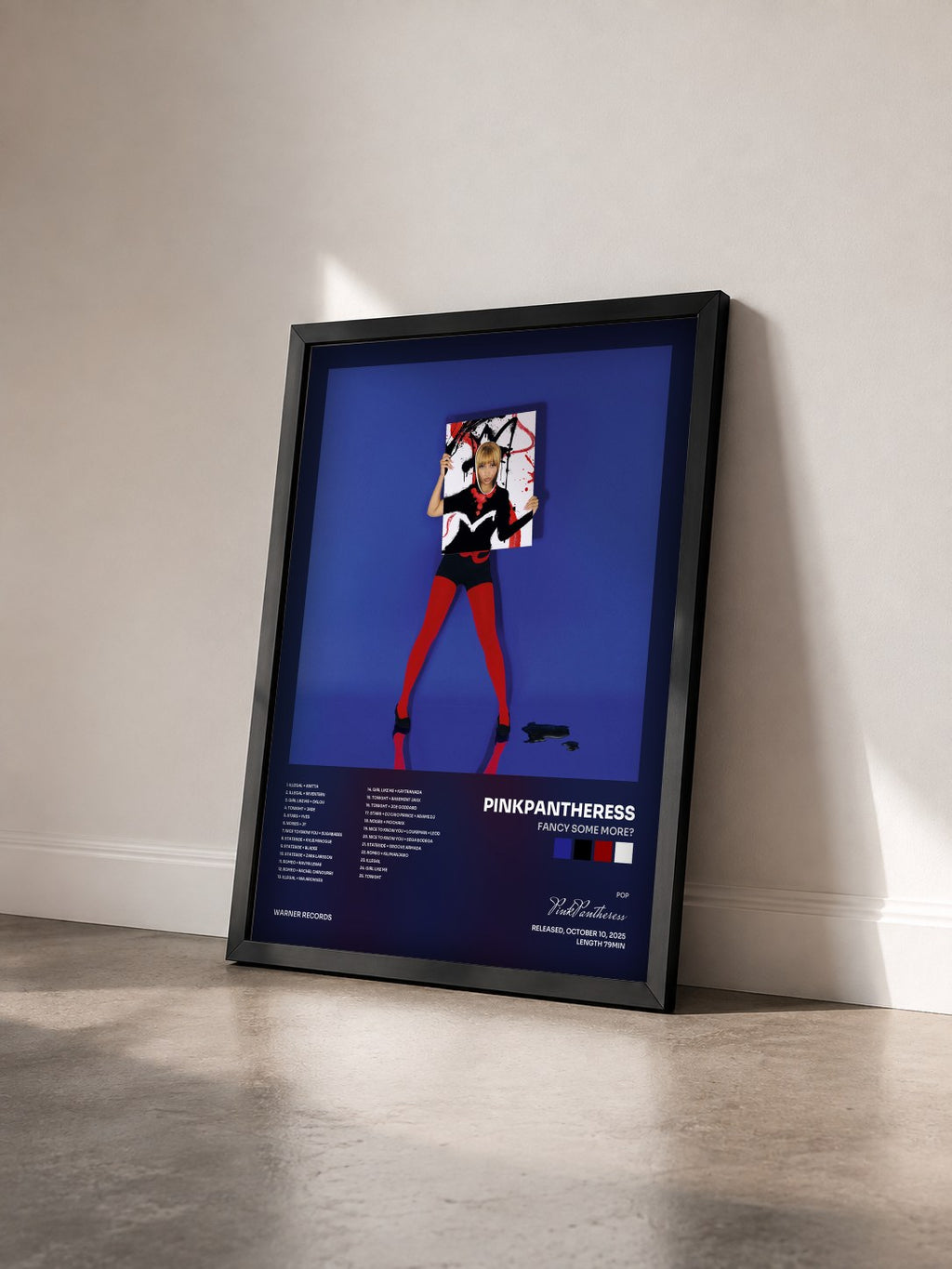 #noir Tableau de l'album Fancy Some More? de PinkPantheress vu de trois quarts, cadre noir