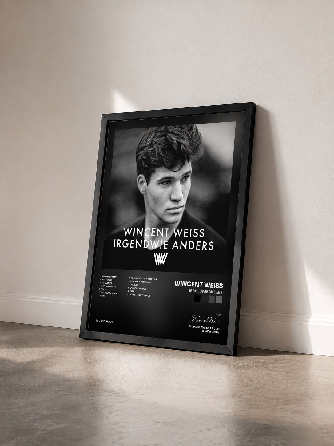 #noir Tableau de l'album Irgendwie anders de Wincent Weiss vu de trois quarts, cadre noir