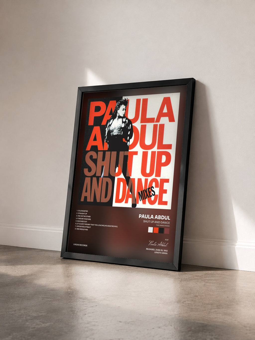 #noir Tableau de l'album Shut Up And Dance (The Dance Mixes) de Paula Abdul vu de trois quarts, cadre noir