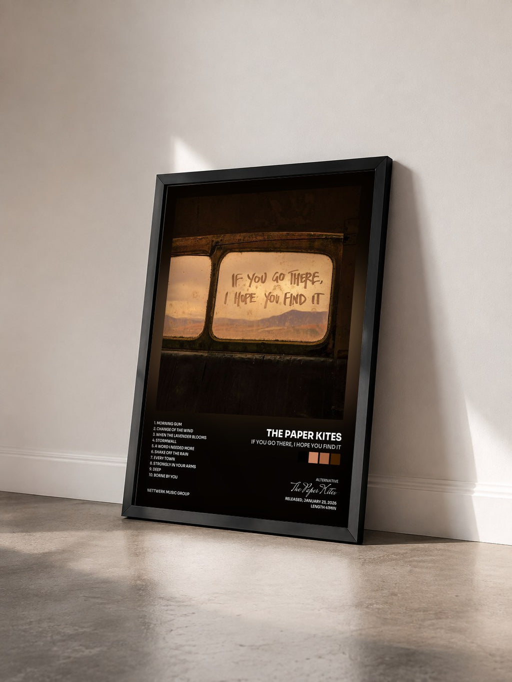 #noir Tableau de l'album If You Go There, I Hope You Find It de The Paper Kites vu de trois quarts, cadre noir