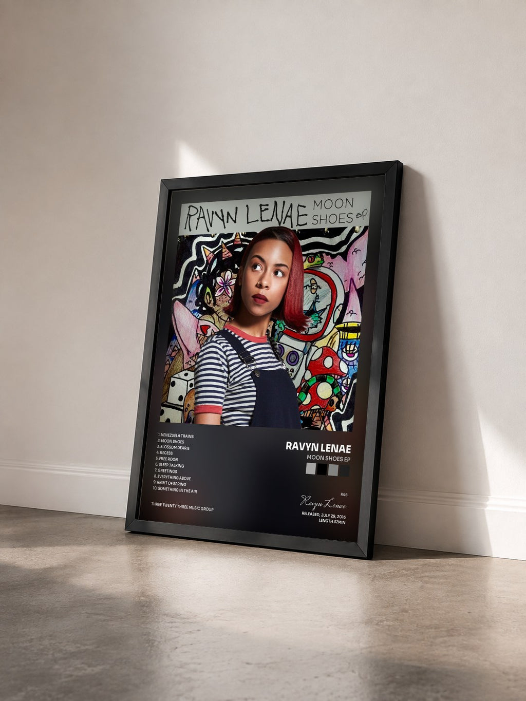 #noir Tableau de l'album Moon Shoes EP de Ravyn Lenae vu de trois quarts, cadre noir