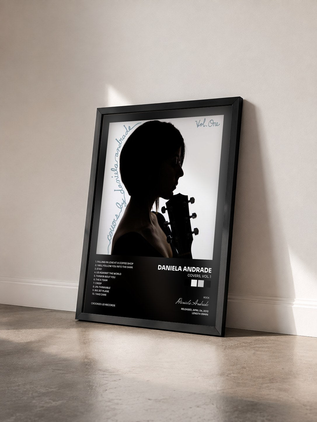 #noir Tableau de l'album Covers, Vol. 1 de Daniela Andrade vu de trois quarts, cadre noir