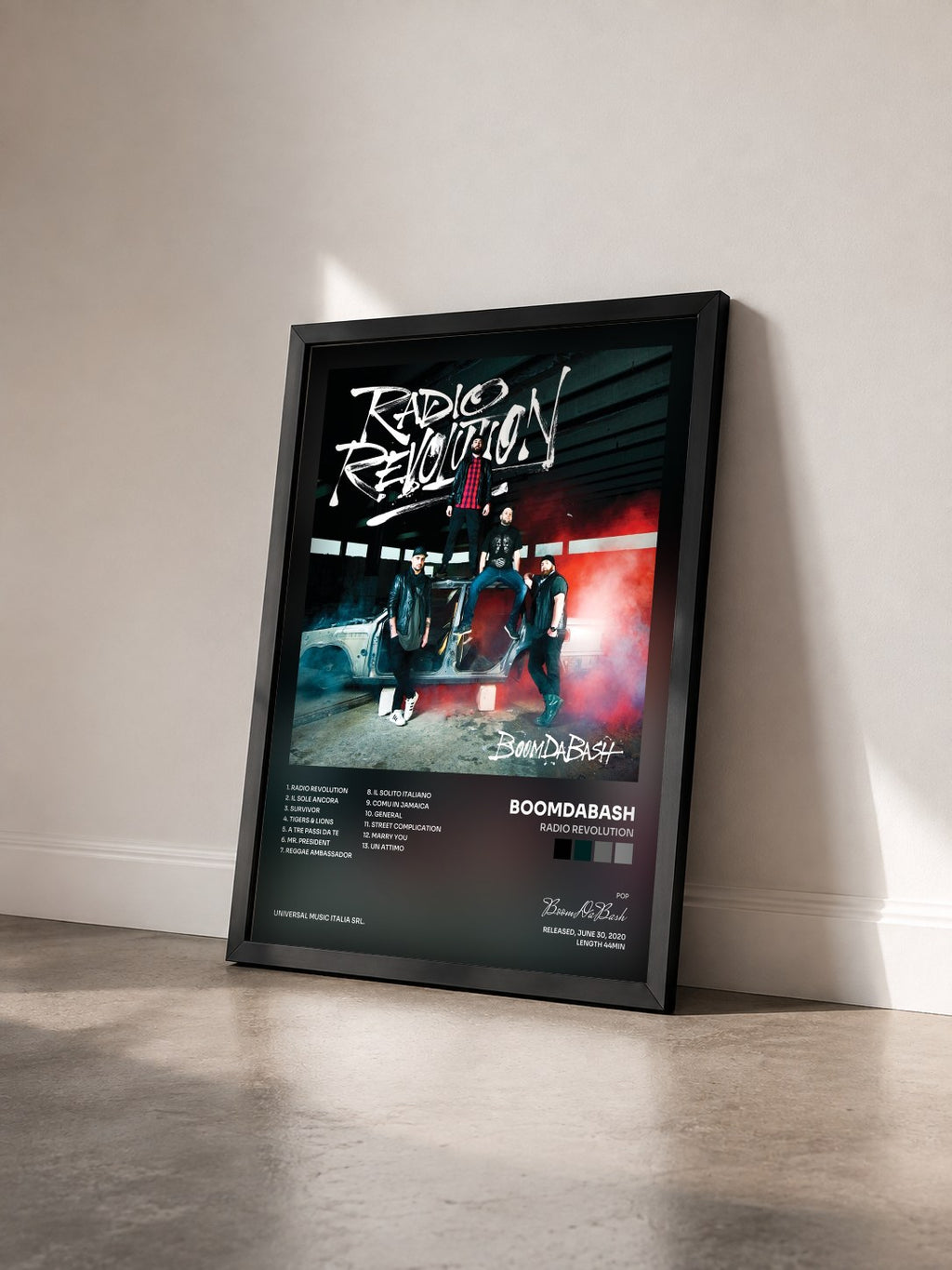 #noir Tableau de l'album Radio Revolution de BoomDaBash vu de trois quarts, cadre noir