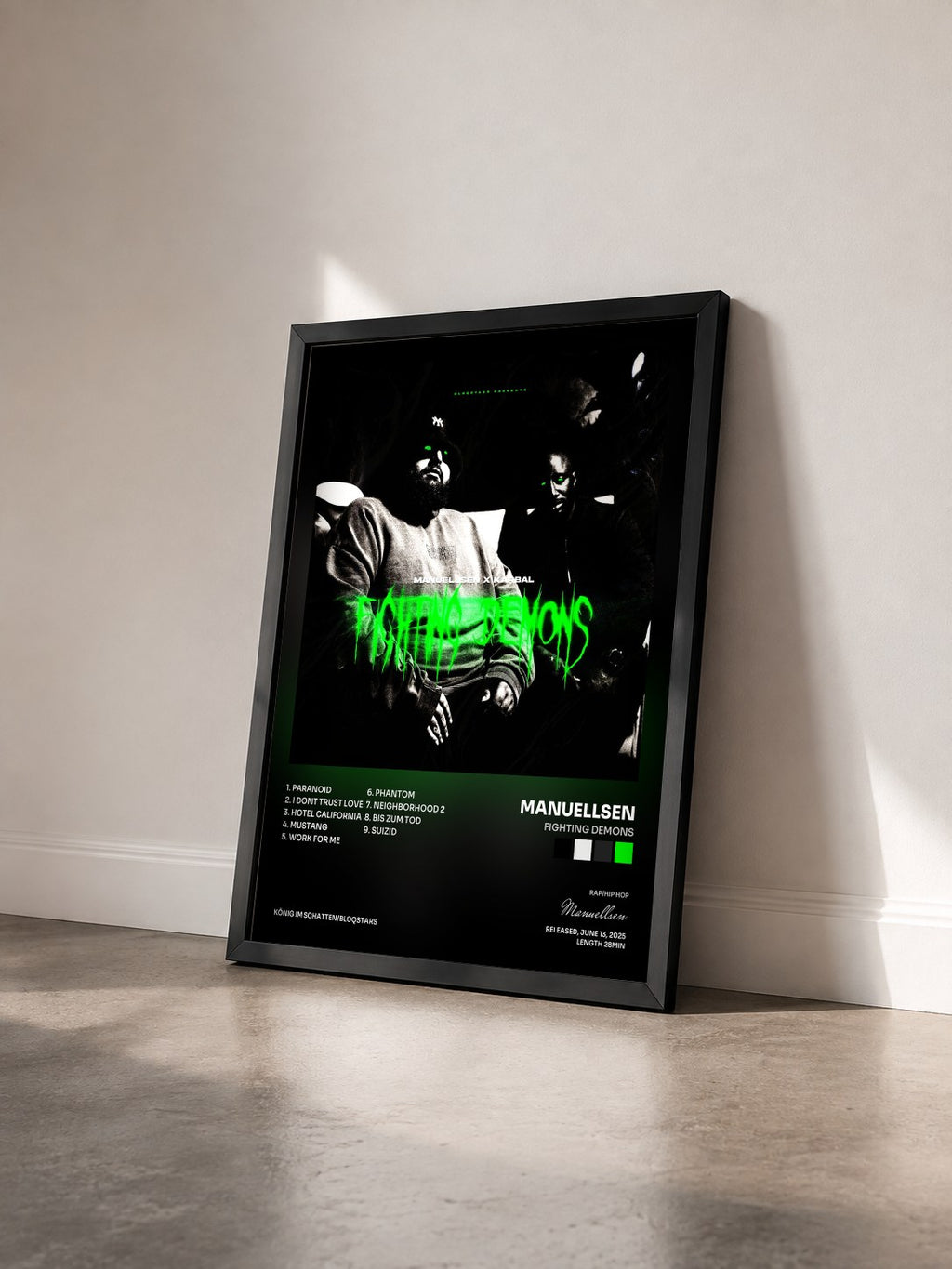 #noir Tableau de l'album Fighting Demons de Manuellsen vu de trois quarts, cadre noir