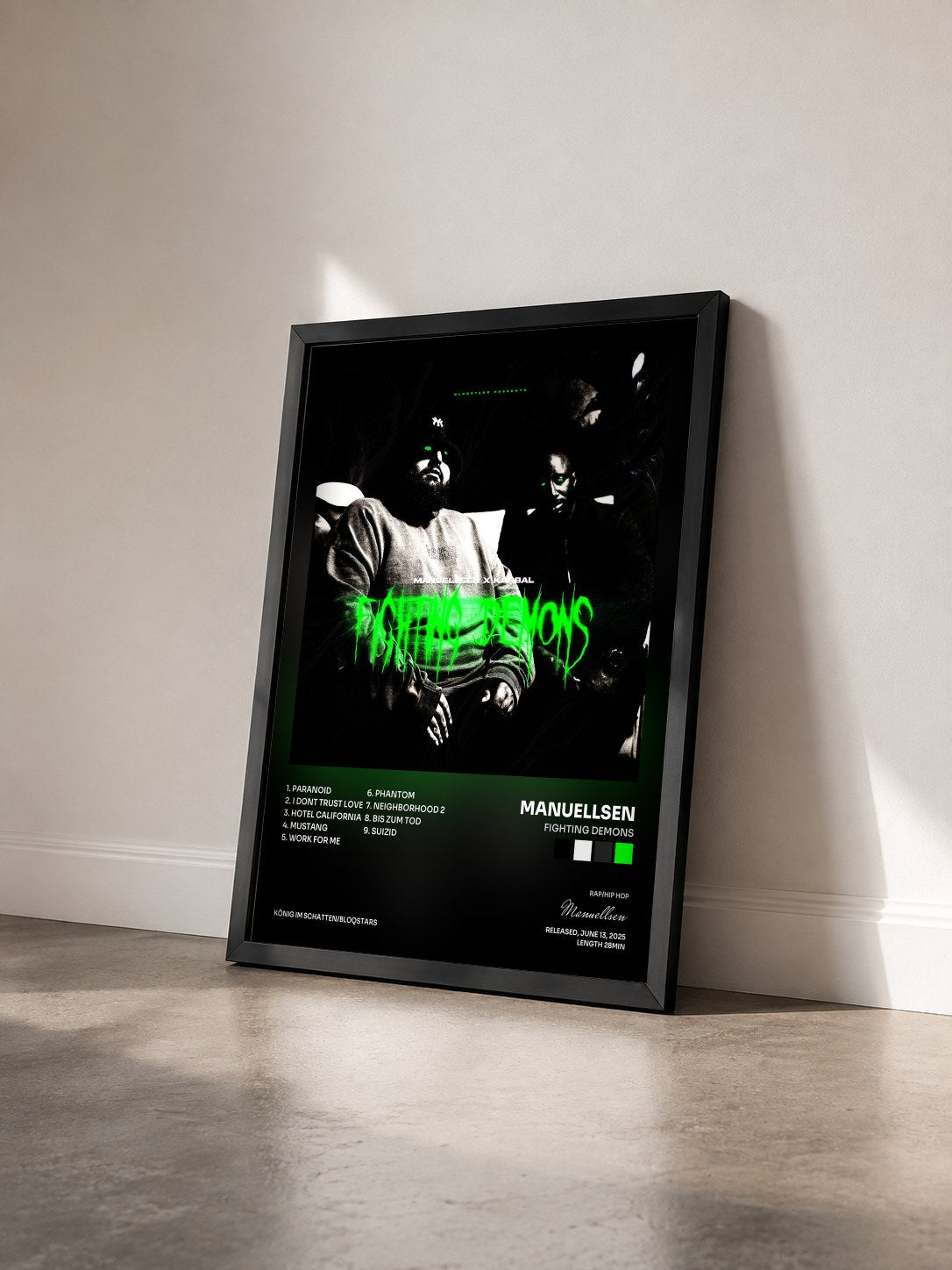 #noir Tableau de l'album Fighting Demons de Manuellsen vu de trois quarts, cadre noir