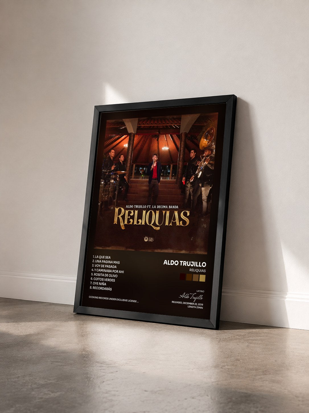 #noir Tableau de l'album Reliquias de Aldo Trujillo vu de trois quarts, cadre noir