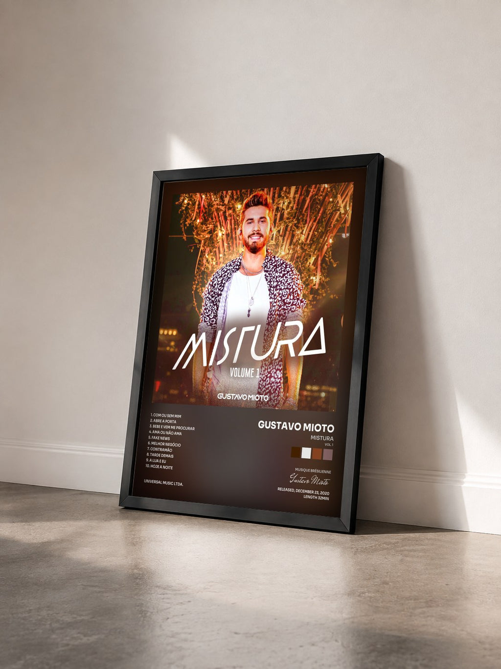 #noir Tableau de l'album Mistura (Vol. 1) de Gustavo Mioto vu de trois quarts, cadre noir