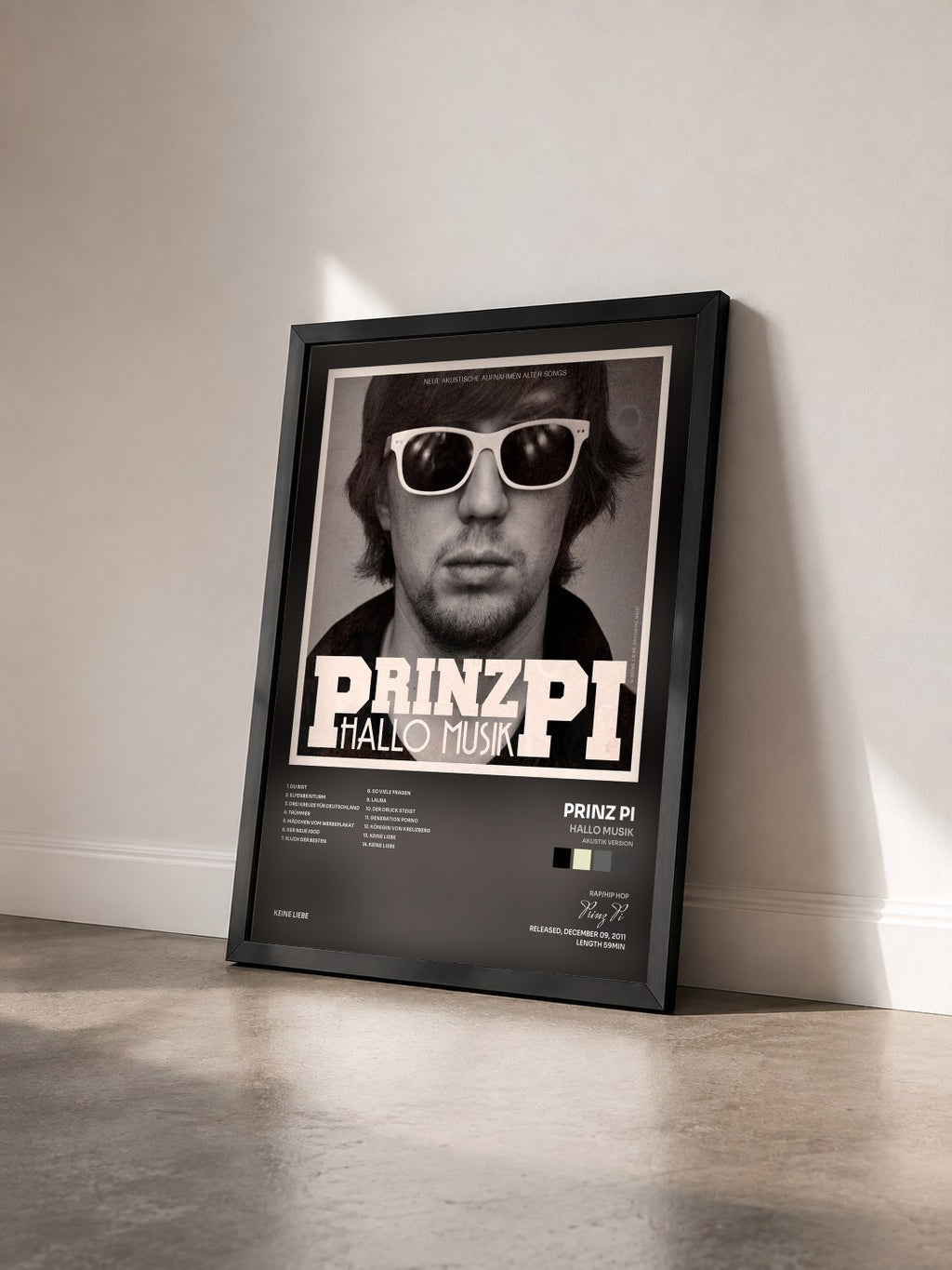 #noir Tableau de l'album Hallo Musik (Akustik Version) de Prinz Pi vu de trois quarts, cadre noir