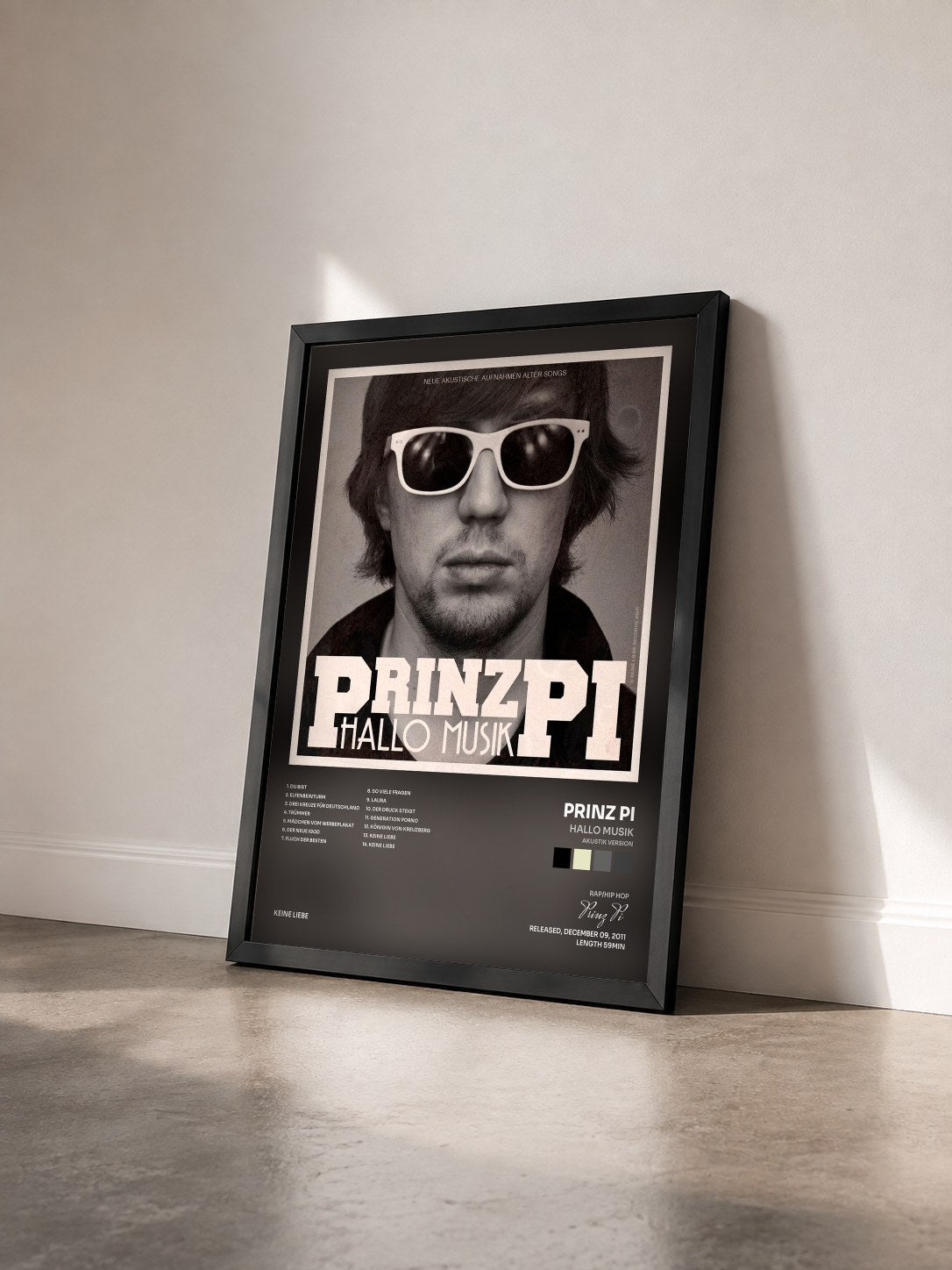 #noir Tableau de l'album Hallo Musik (Akustik Version) de Prinz Pi vu de trois quarts, cadre noir