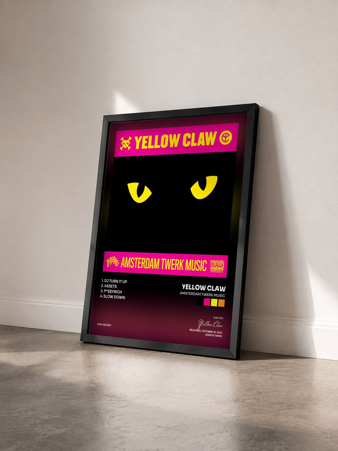 #noir Tableau de l'album Amsterdam Twerk Music de Yellow Claw vu de trois quarts, cadre noir