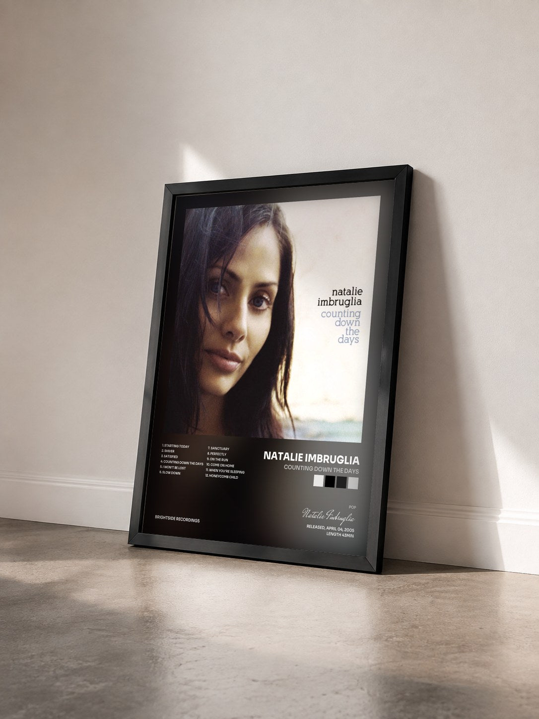 #noir Tableau de l'album Counting Down The Days de Natalie Imbruglia vu de trois quarts, cadre noir