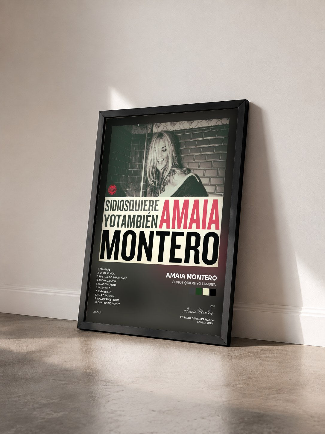 #noir Tableau de l'album Si Dios Quiere Yo Tambien de Amaia Montero vu de trois quarts, cadre noir