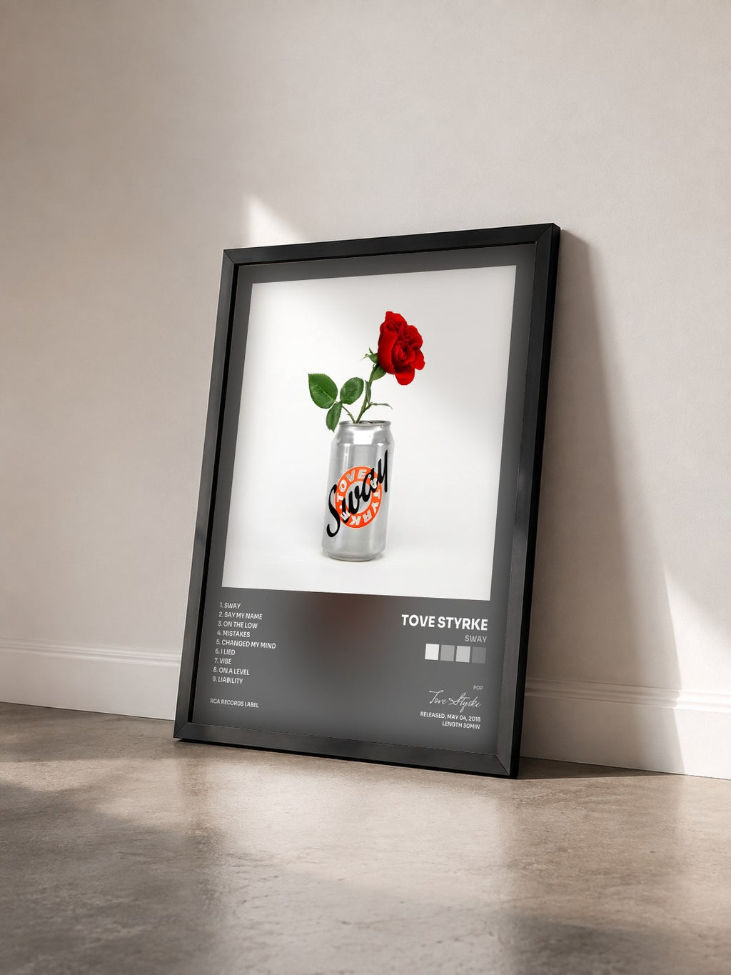 #noir Tableau de l'album Sway de Tove Styrke vu de trois quarts, cadre noir