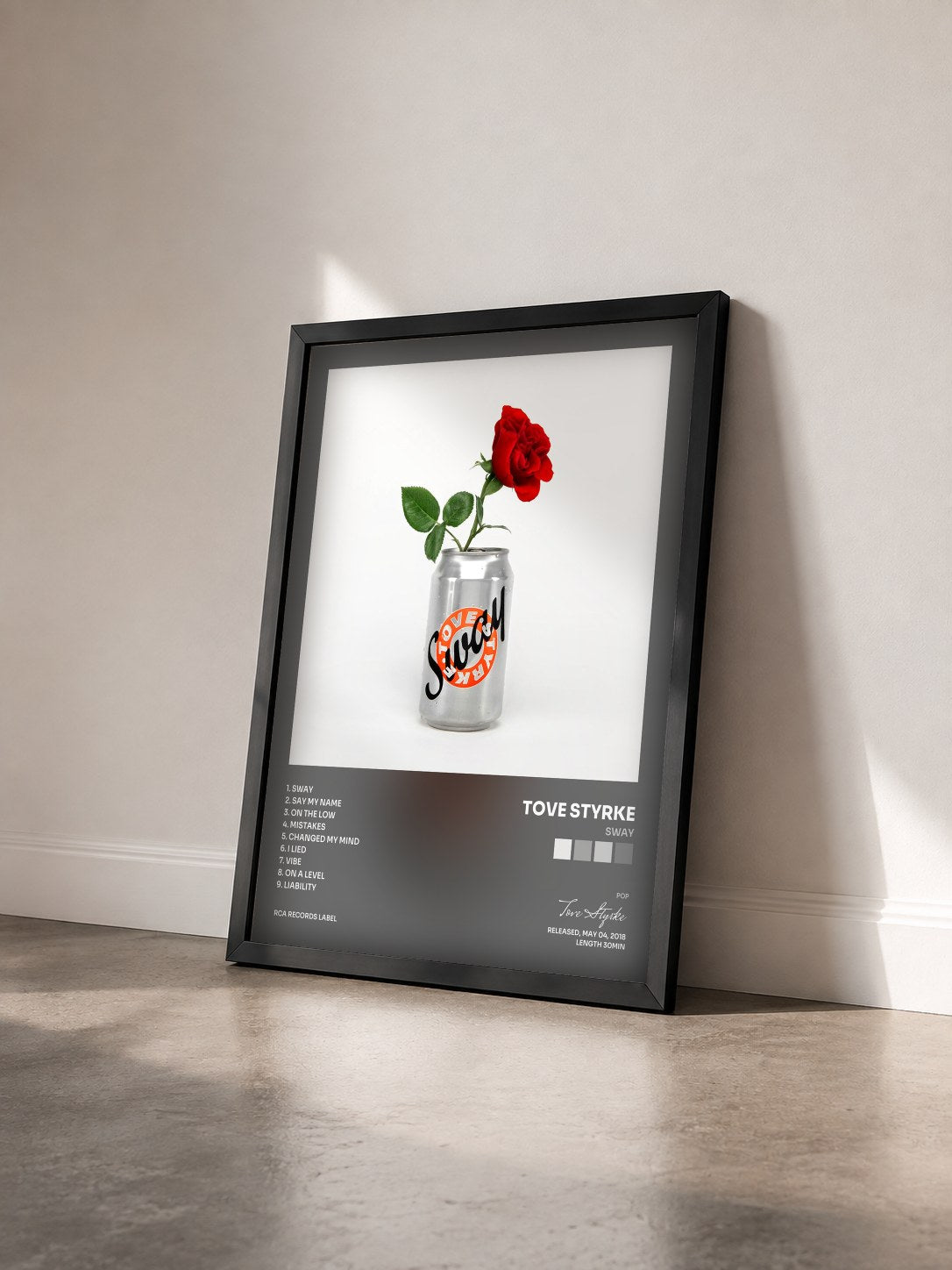 #noir Tableau de l'album Sway de Tove Styrke vu de trois quarts, cadre noir
