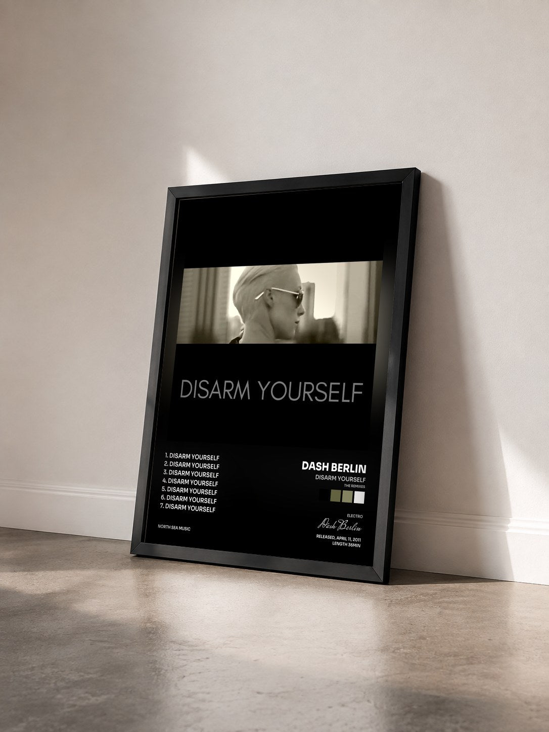 #noir Tableau de l'album Disarm Yourself (The Remixes) de Dash Berlin vu de trois quarts, cadre noir