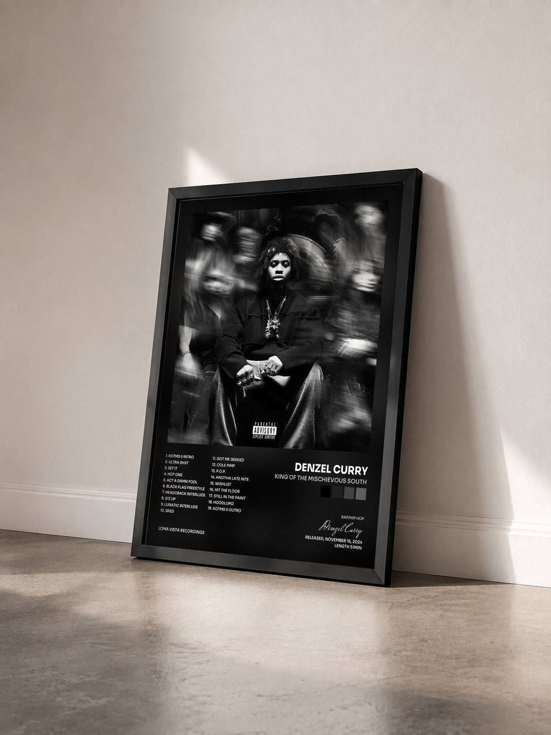 #noir Tableau de l'album KING OF THE MISCHIEVOUS SOUTH de Denzel Curry vu de trois quarts, cadre noir