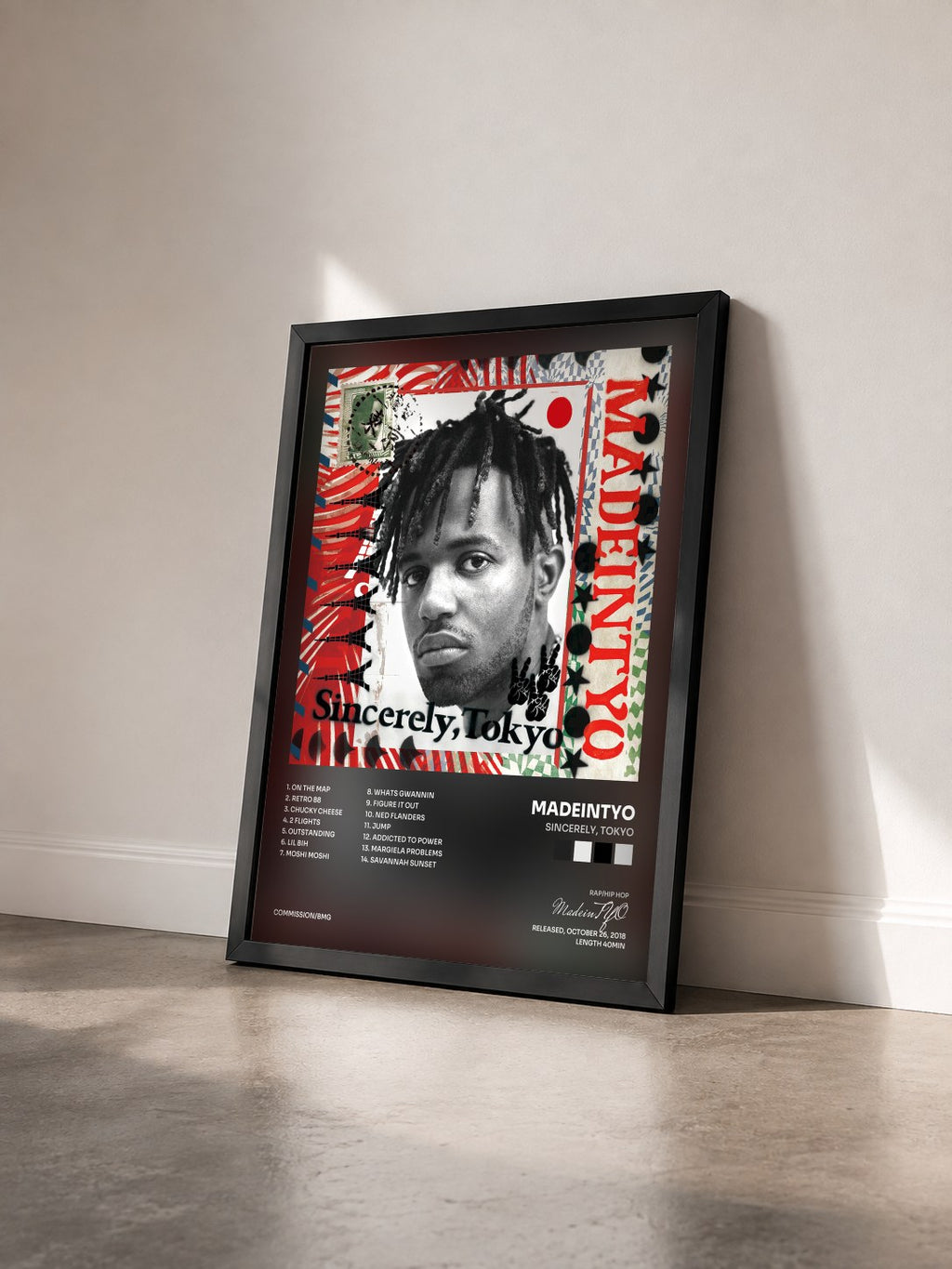 #noir Tableau de l'album Sincerely, Tokyo de MadeinTYO vu de trois quarts, cadre noir