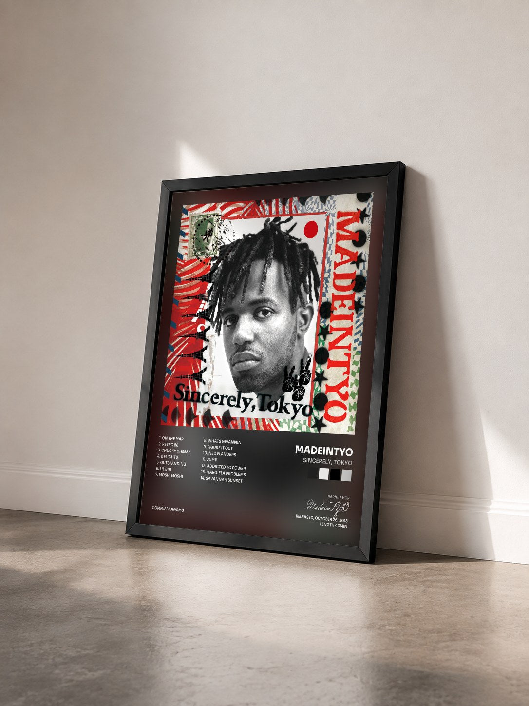 #noir Tableau de l'album Sincerely, Tokyo de MadeinTYO vu de trois quarts, cadre noir