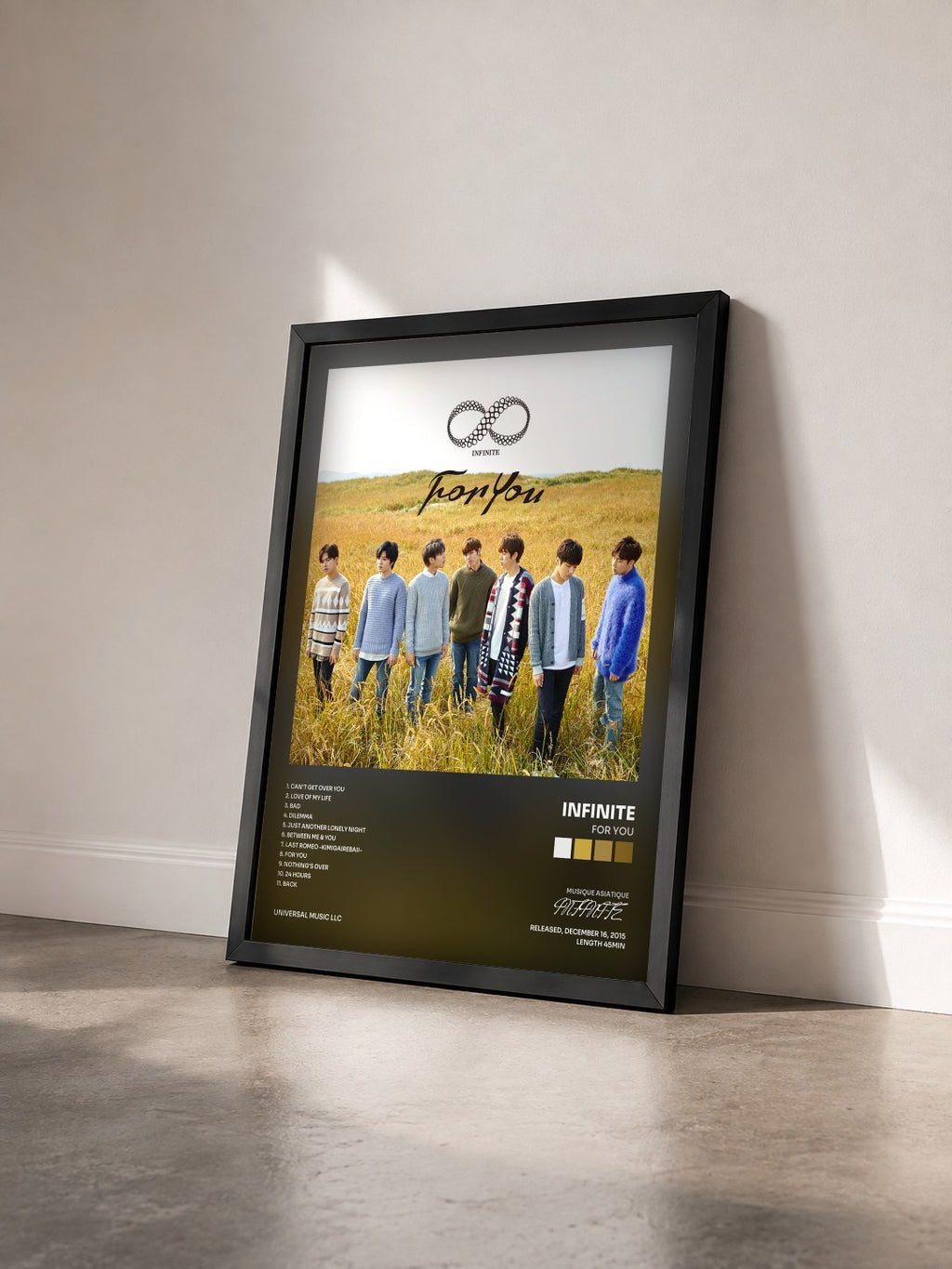 #noir Tableau de l'album For You de INFINITE vu de trois quarts, cadre noir