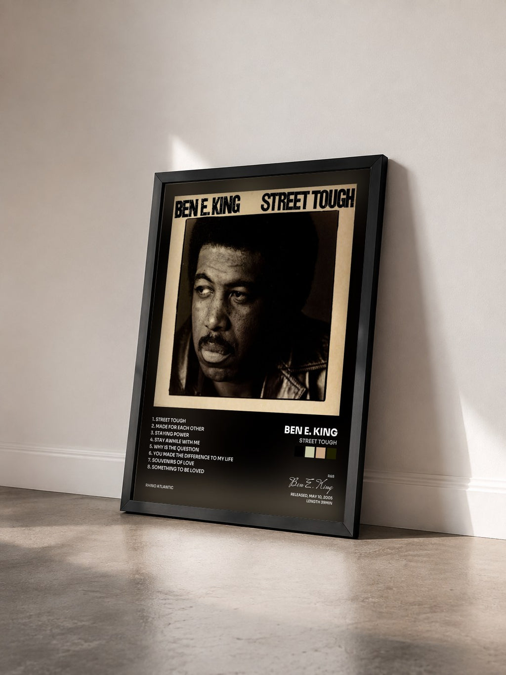 #noir Tableau de l'album Street Tough de Ben E. King vu de trois quarts, cadre noir