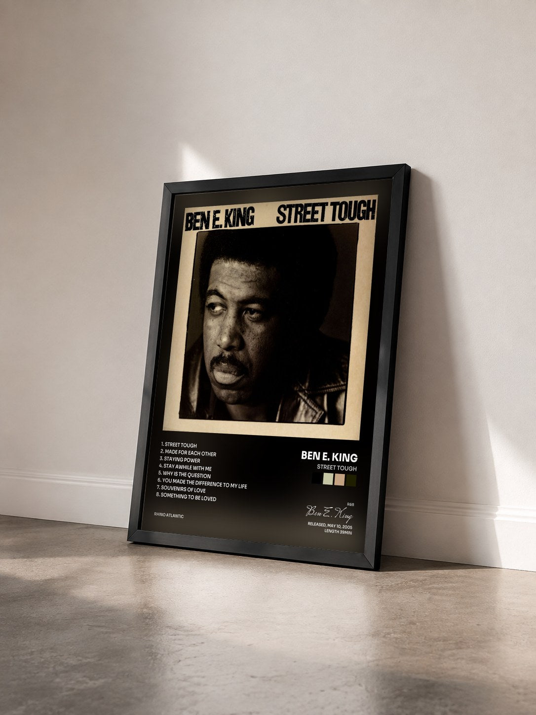 #noir Tableau de l'album Street Tough de Ben E. King vu de trois quarts, cadre noir